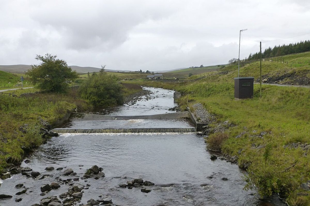 Estación de medición de caudal en un río