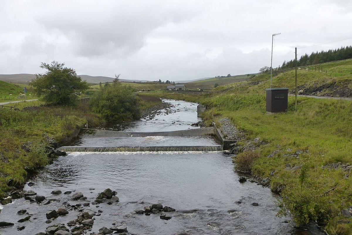 Estación de medición de caudal en un río